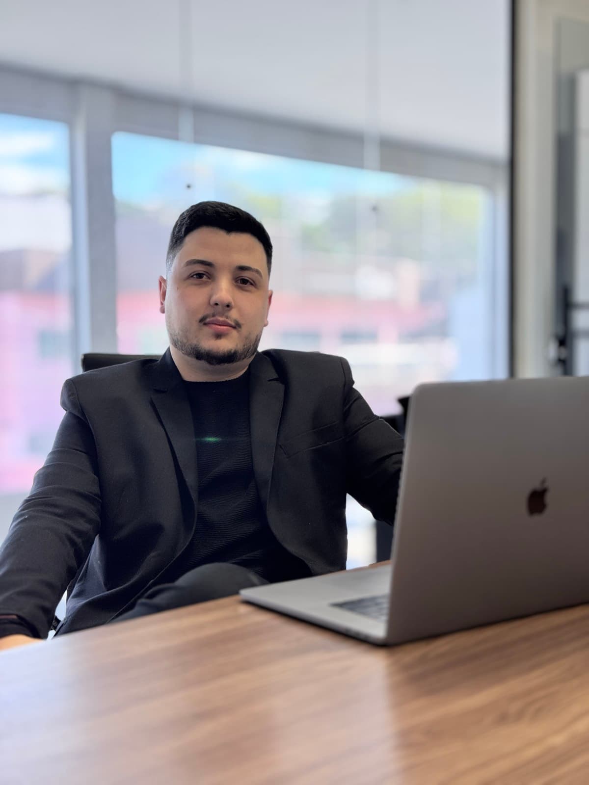 Jeferson Isaías, fundador da CallSeller, na mesa de reunião do escritório